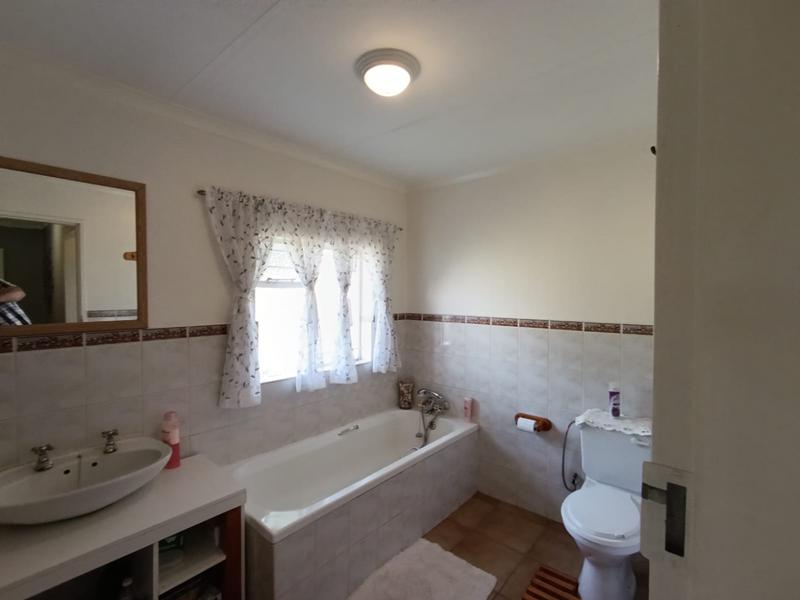 4 Bedroom Property for Sale in Middelburg Eastern Cape
